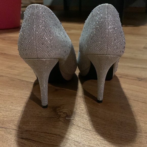Silver Slipper Heels! Rock these heels at the next party! - Picture 4 of 6